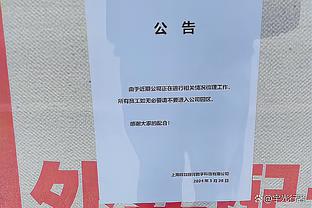 ?感慨万千！库里昨日采访前 静静看着库追汤巨幅海报 久久伫立